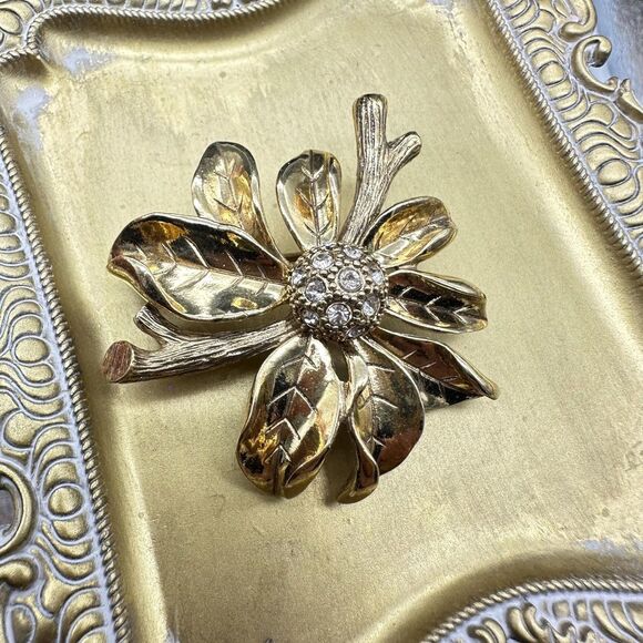 Vintage MONET Gold Rhinestone POINSETTIA FLOWER Brooch Pave Crystal - Picture 3 of 6